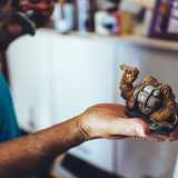 �� da quando ero bambino che vivo a contatto con l�arte: mio padre Giovanni costruiva presepi e a furia di guardarlo mi innamorai della lavorazione della cartapesta�, dichiara mostrandoci alcuni lavori del pap�